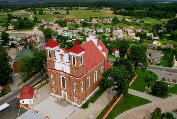 Tikinčiųjų gausiai lankomoje Šiluvoje - žemiški darbai