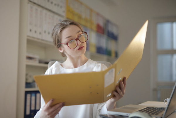 woman-with-a-folder-3790830.jpg