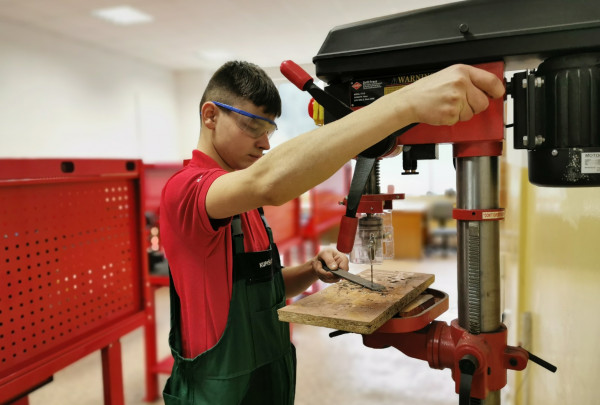 Kupiškio technologijos ir verslo mokyklos auklėtinis praktikoje.jpg