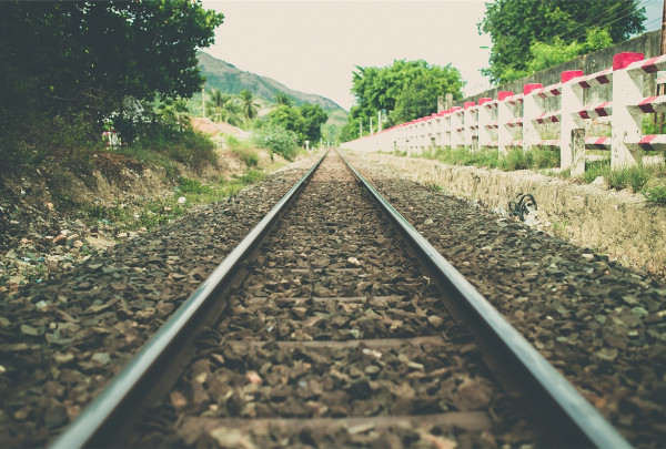 train-tracks-691642_1280.jpg