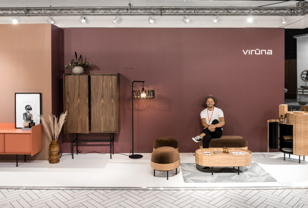 Arūnas Paulauskas. Nuotrauka iš Paryžiaus Maison & objet parodos prie bendrovės sukurtų Apollo ir Landing kolekcijų baldų.