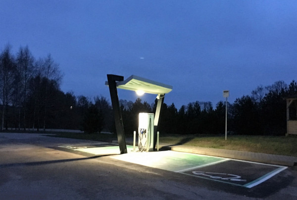 Magistralėse jau veikia 10 naujų elektromobilių įkrovimo prieigų