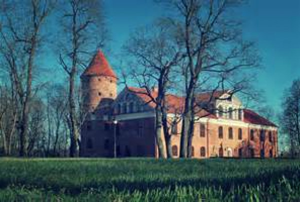 Šalia Kauno kultūros židinys su romantišku kraštovaizdžiu