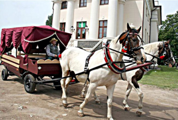 Į rekonstruojamą dvarą grįžo gyvenimas